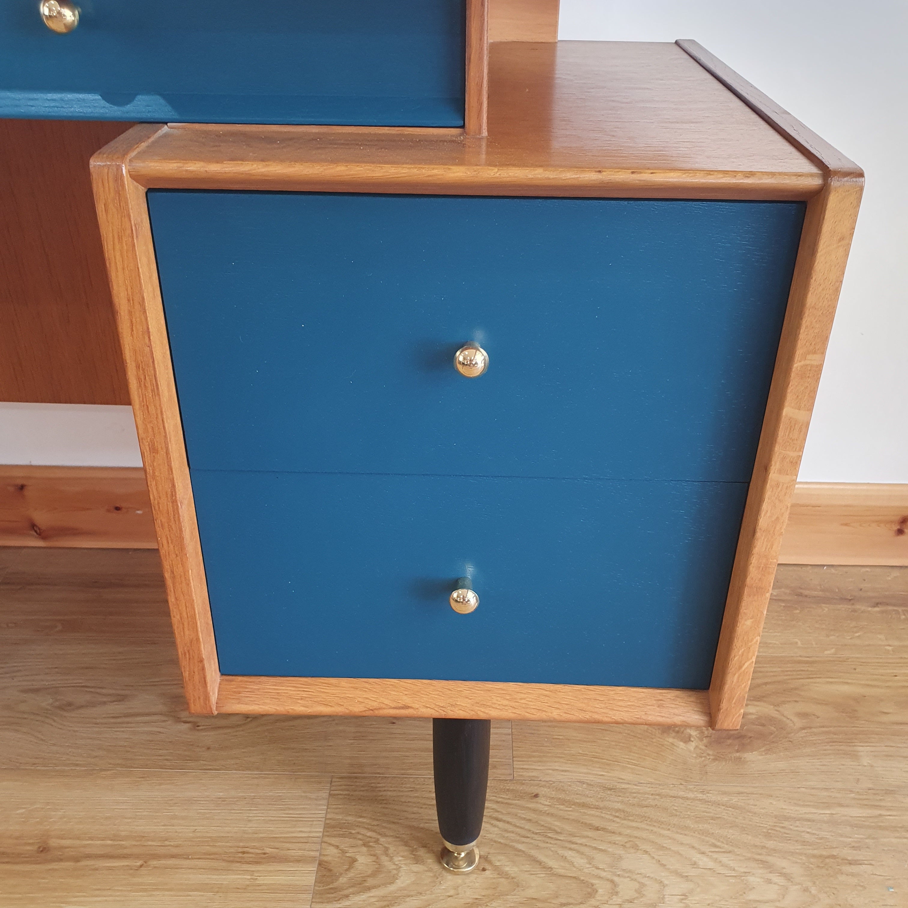 G Plan Librenza 3-mirror dressing table with painted drawer fronts