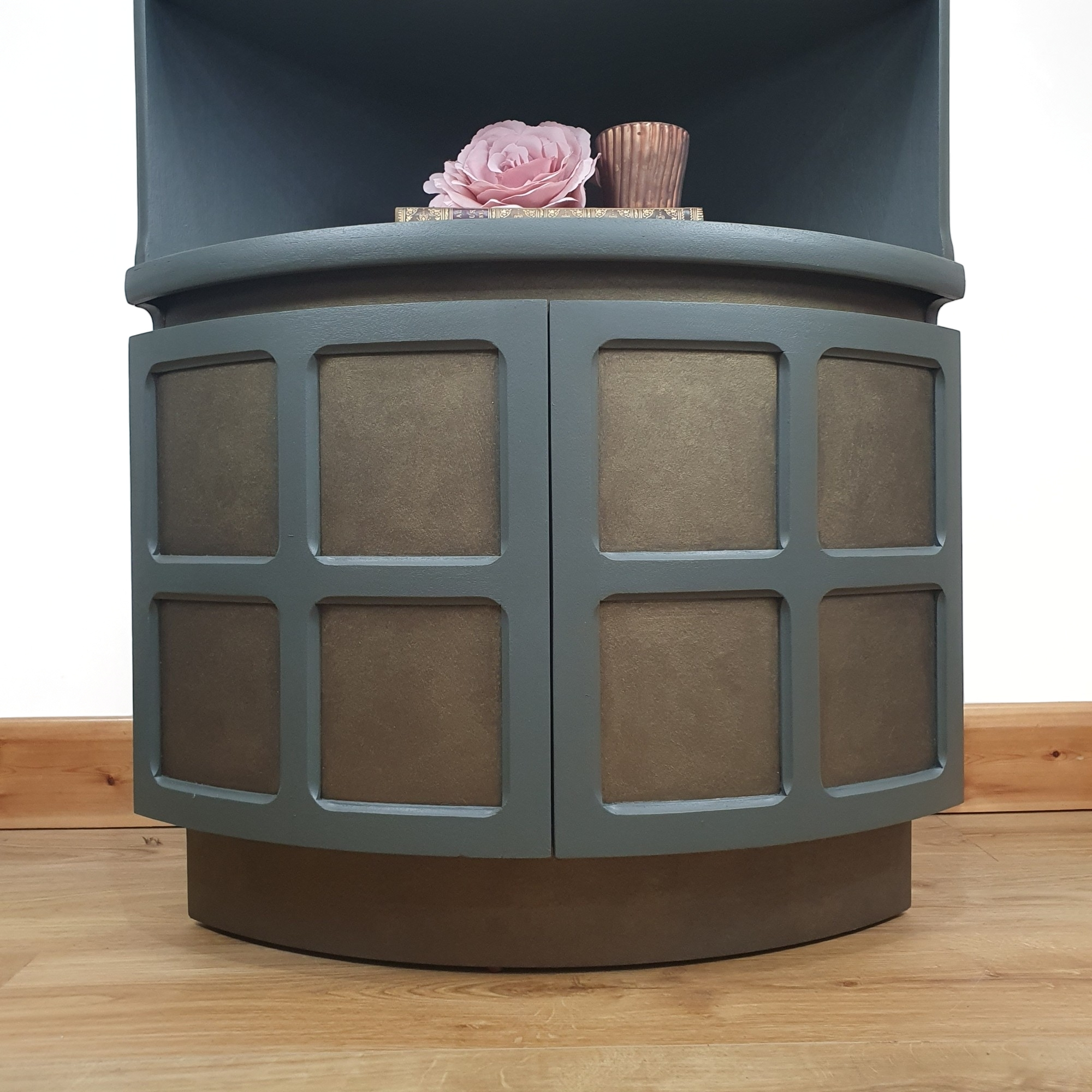 Nathan Squares corner unit in green and bronze