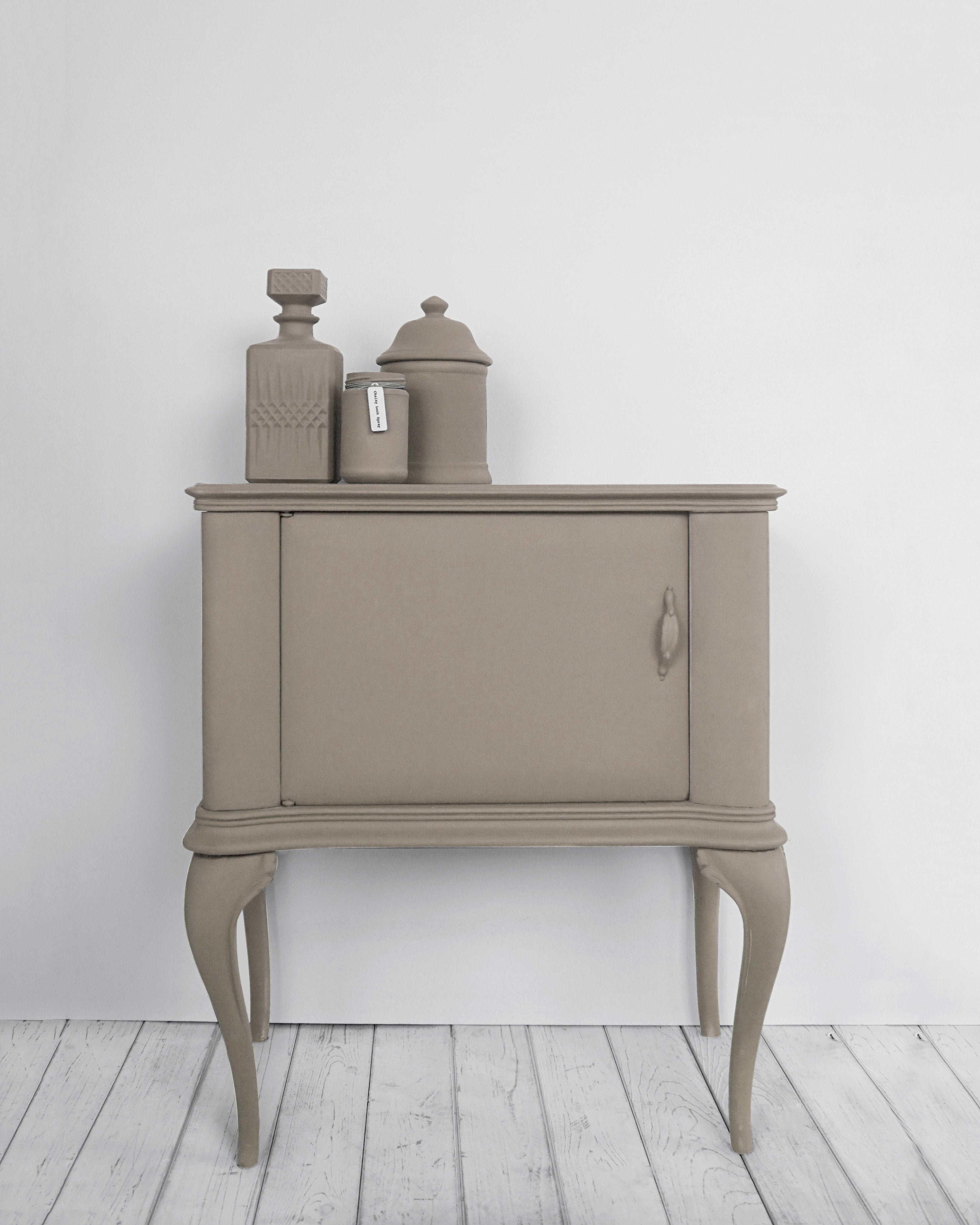 Fleur Chalky Look Spray - F11 Greige - scene