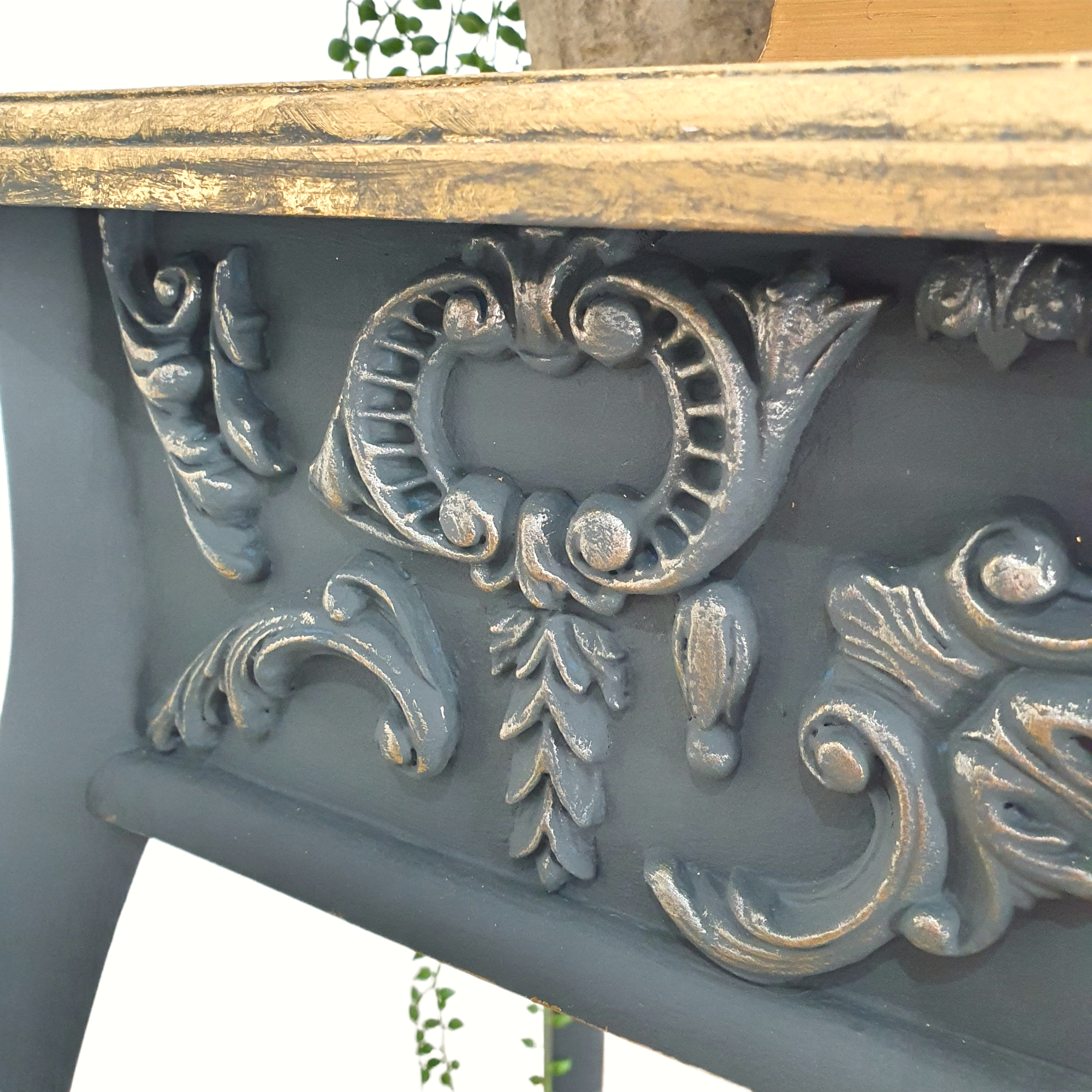 Gilded wooden plant stand
